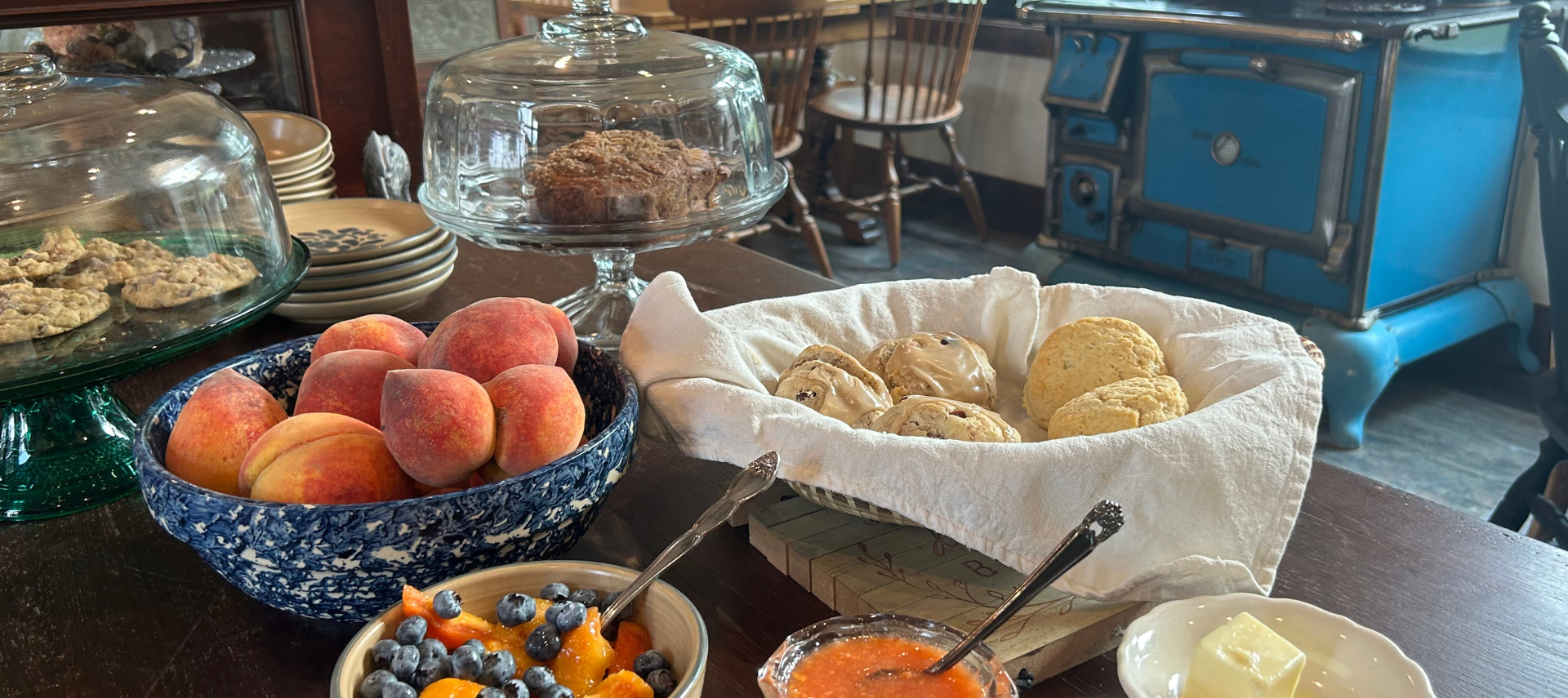 Image of fresh peaches in a bowl at Inn at Sunset Mill Ranch In Wimberley Texas